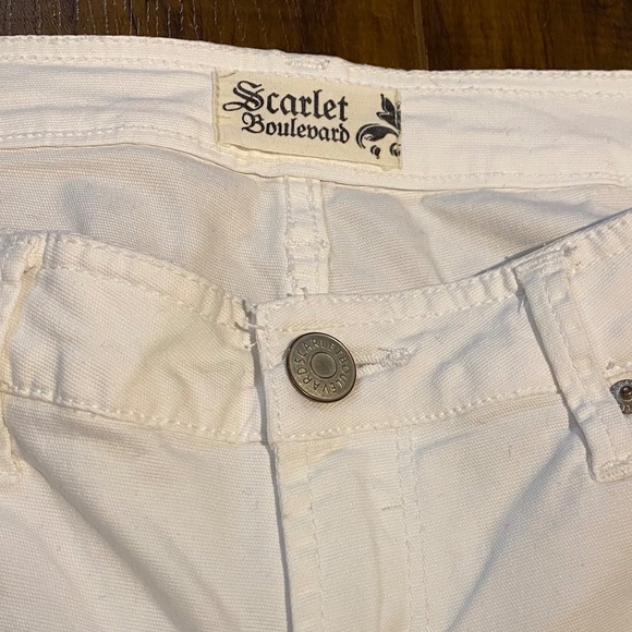 Scarlet Boulevard White Shorts - Picture 4 of 6
